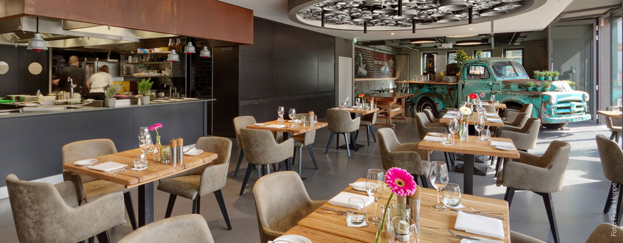 Ab 6:30 Uhr: Frühstücks-Buffet im "PICK-UP"-Restaurant des V8 HOTEL in Böblingen Flugfeld - Stadtmitte - Bahnhof
