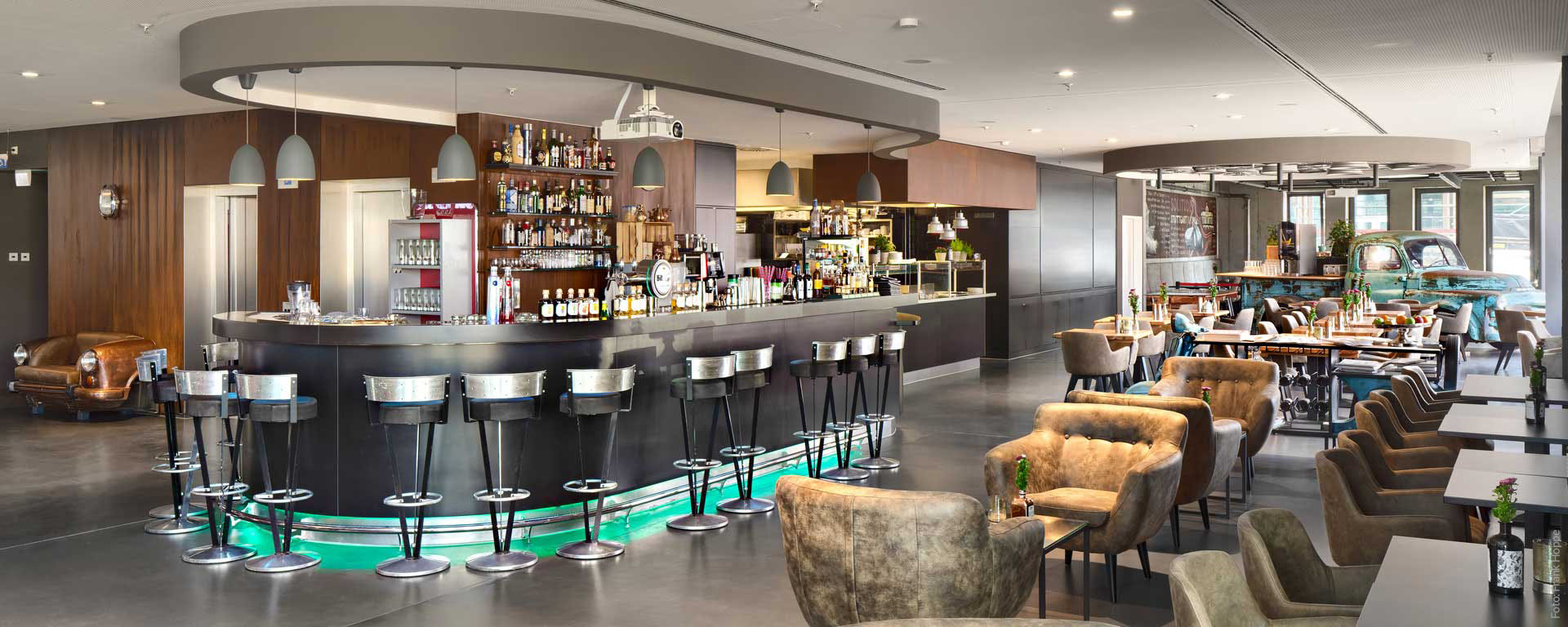 V8 HOTEL PICK-UP Bar: Café mit Terrasse, Drinks & Cocktails mit Supercar-Ambiente - auf dem Flugfeld in Böblingen, Region Stuttgart