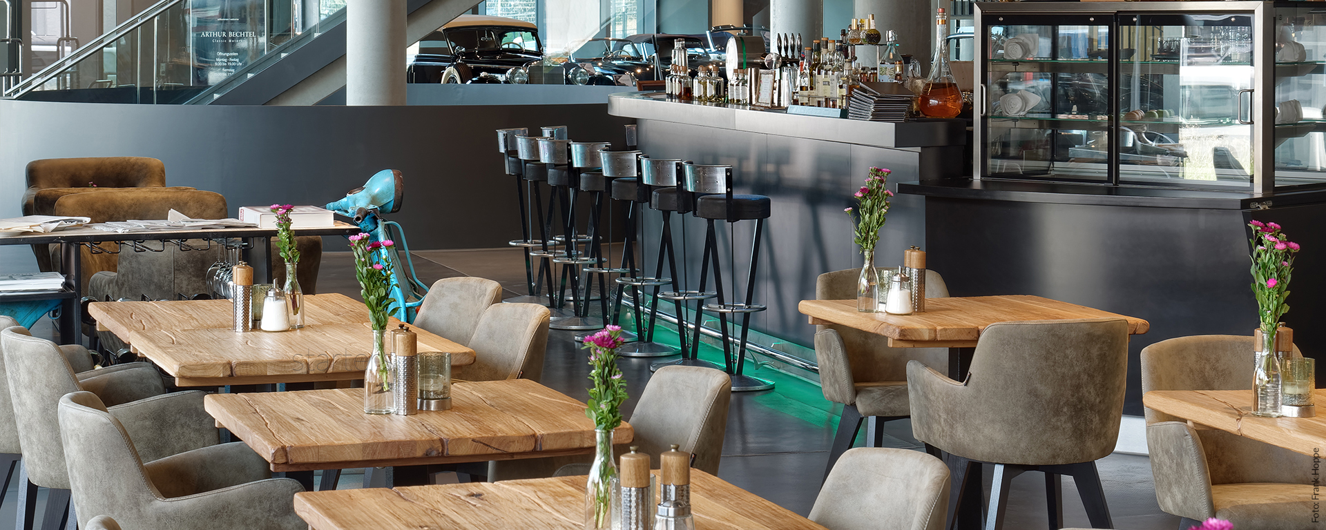 Das Restaurant & BAR PickUp im V8 Hotel Böblingen (BB) bietet Ihnen Frühstück, Brunch an Feiertagen, Mittagessen, Mittagessen und Business-Lunch, Dinner und Bar-Betrieb. Gut Essen & Trinken, Supercar-Ambiente inklusive!