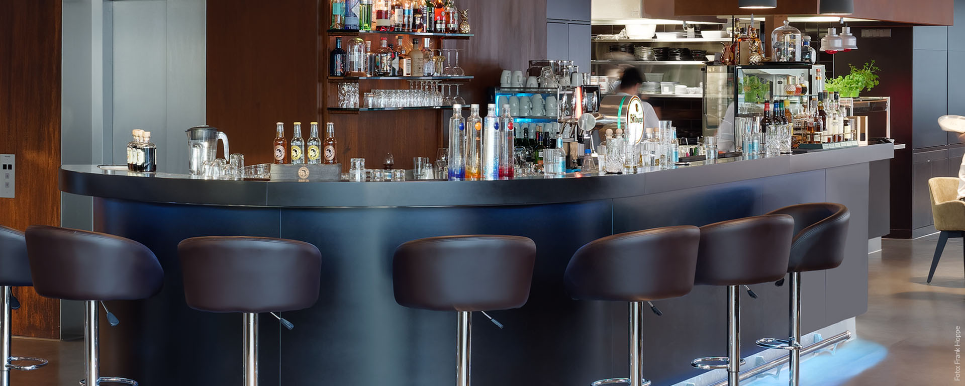 V8 BAR Café in der Hotel-Lobby: Coole Afterwork-Loction, Cocktails & Drinks in der Motorworld auf dem Flugfeld in BB (Böblingen!