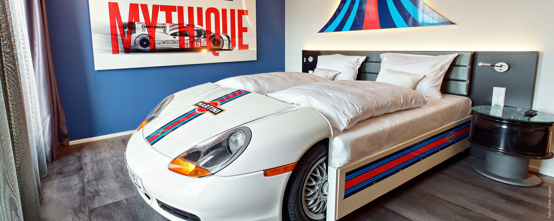 Vier Sterne V8 Hotel Böblingen: Mythos "Martini-Racing" mit Porsche Boxster-Bett: Die Unterkunft für Porsche-Liebhaber: "Petrolheads" Themenzimmer