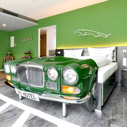 V8 HOTEL in Böblingen: Unterkunft und Übernachtung im Designhotel mit Themen-Zimmern für Jaguar-Fans. Geschenkgutschein - die Top-Geschenkidee